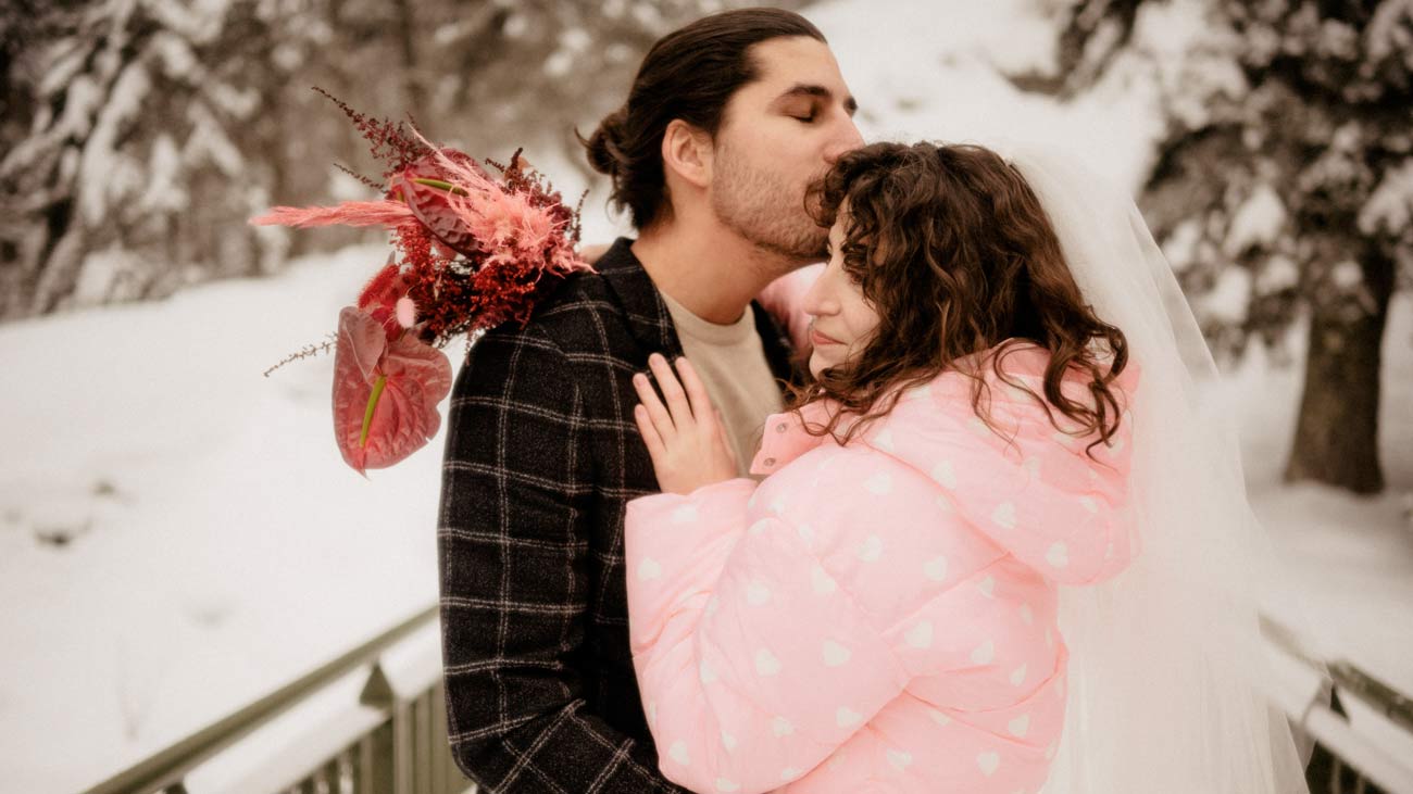 Un mariage sous la neige en doudoune rose