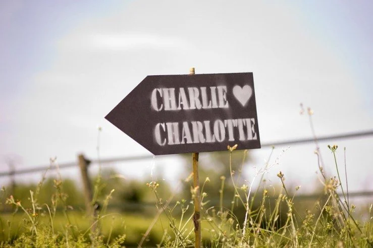 Guide romantique pour une destination de mariage : charlie et charlotte dans un décor bucolique.