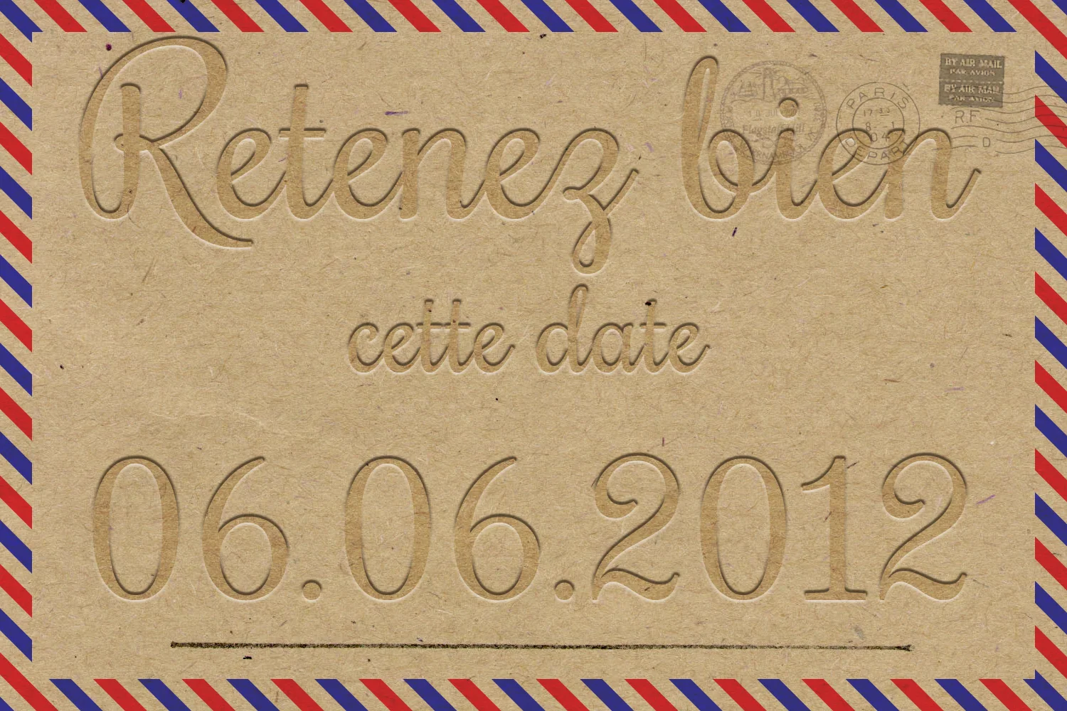 Carte "Save the Date" en papier kraft avec texte embossé et bordure rayée bleu-blanc-rouge style courrier aérien.