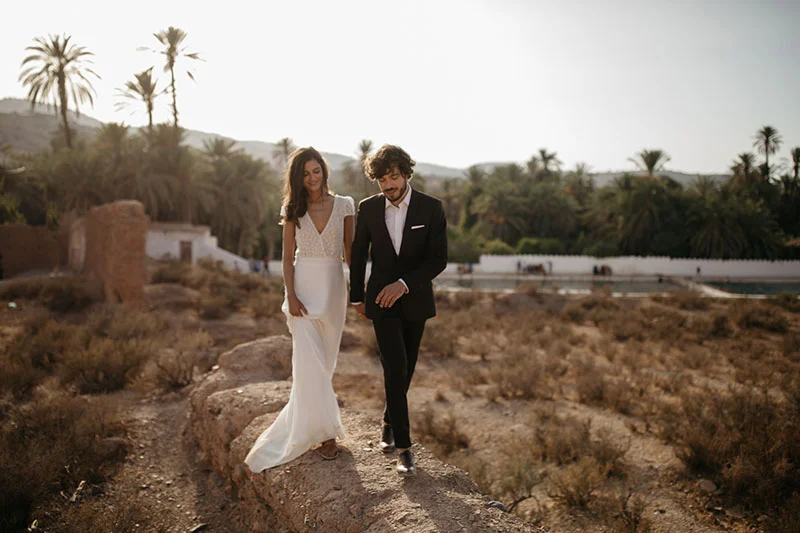 Un couple charmant dans des vêtements de mariage classiques et élégants se promène dans un décor pittoresque et