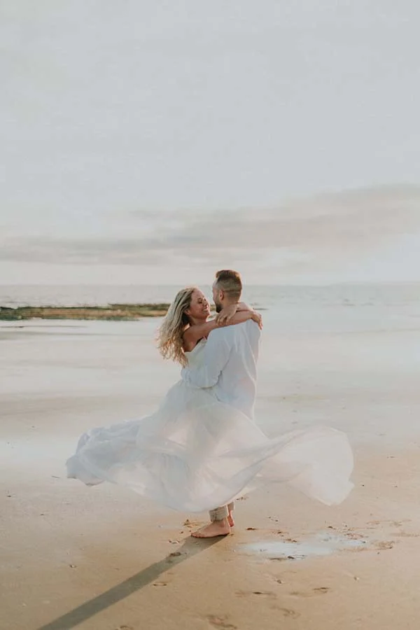 Un couple romantique dans une scène sentimentale sur la plage en Pays de Loire.