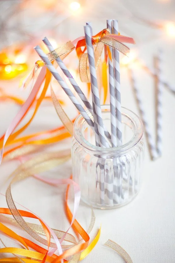 Baguettes de mariage délicieuses avec des straws décoratifs et des rubans colorés, créant un ambiance joyeuse et chaleureuse.