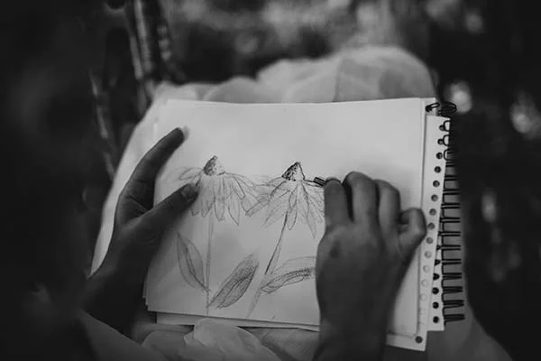 Un dessin inspirant dans un album de mariée, avec des fleurs et des papillons gracieux, pour inspirer votre shooting