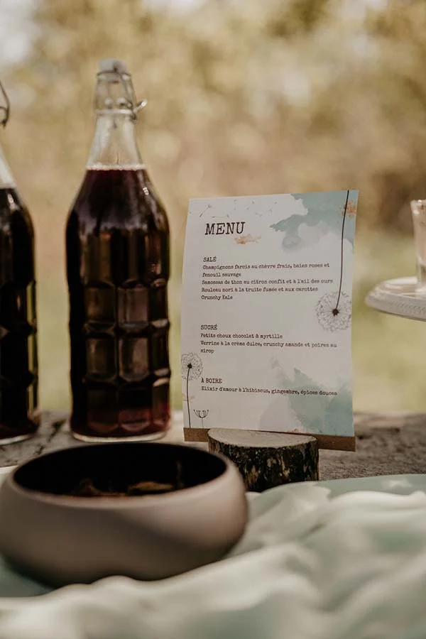 Menu d'un mariage naturel et éco-responsable avec des boissons raffinées et une atmosphère chaleureuse.