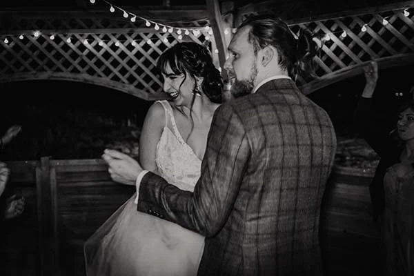 Un couple heureux dans une ambiance romantique et intime, avec des décorations naturelles et des lumières douces,