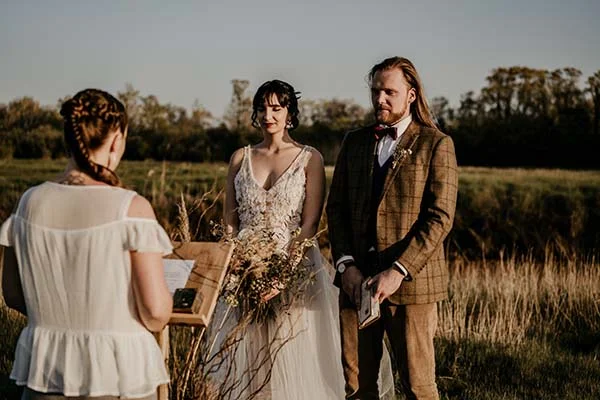Magazine français : « Mariage en plein air avec un sentiment rustique et éco-responsable, les mariés savourent un