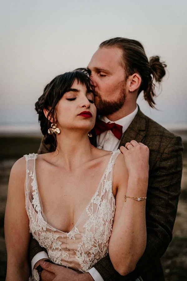 Un couple romantique se connectant tendrement dans un décor naturel, inspirant des mariages écologiques et sauvages.