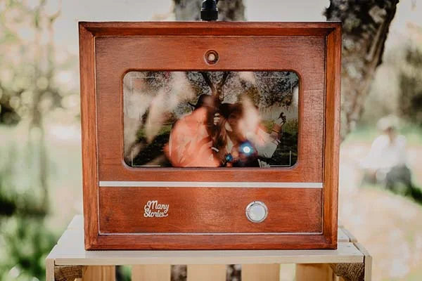 Un téléviseur vintage "Mary Sizzle" avec un écran captivant montrant une scène animée, idéal pour un mariage naturel et