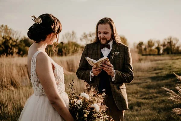 Magique moment d'un mariage dans la nature, avec un couple émerveillé et un décor paisible.