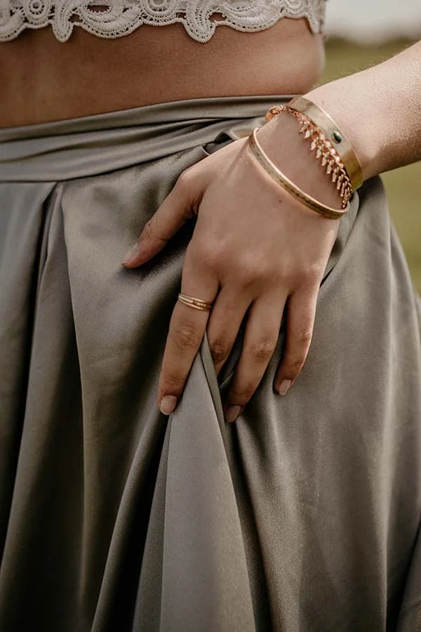 Mains gracieuses, bracelets élégants et anel simple, un look naturel pour un mariage écologique et sauvage.