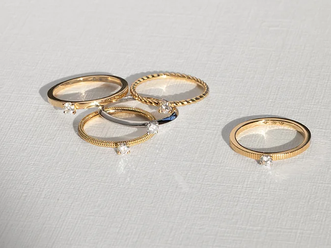 Magnifiques anneaux de mariage avec diamants subtils, évoquant l'élégance et la sophistication.