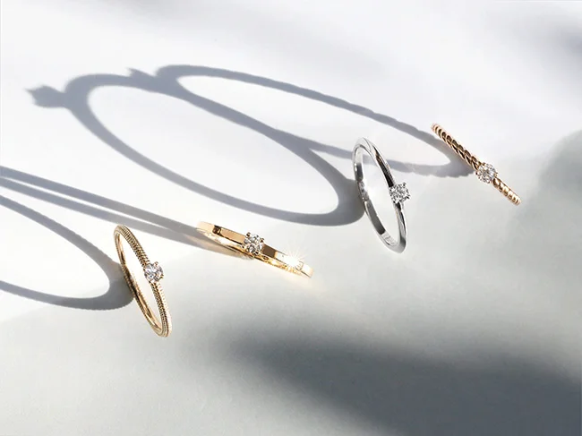 Magnifiques anneaux de mariage en or et argent, ornés de diamants, offrant une gamme de styles pour tous les goûts.
