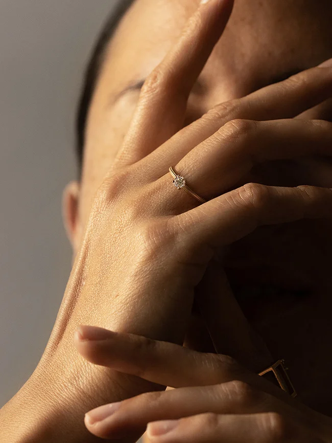 Un mariage intime et émouvant, avec des anillos de mariage élégants et subtils qui racontent l'histoire d'une union profonde.