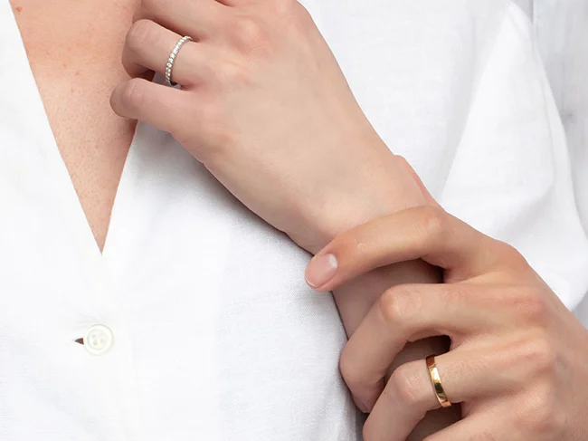 Un couple en amour, leurs mains se rejoignant dans une promesse romantique.