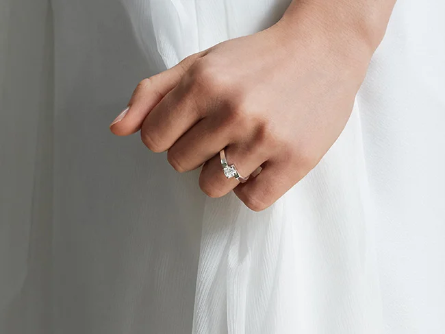 Ancre d'un mariage délicieux, ce bijou éclaire l'ambiance.