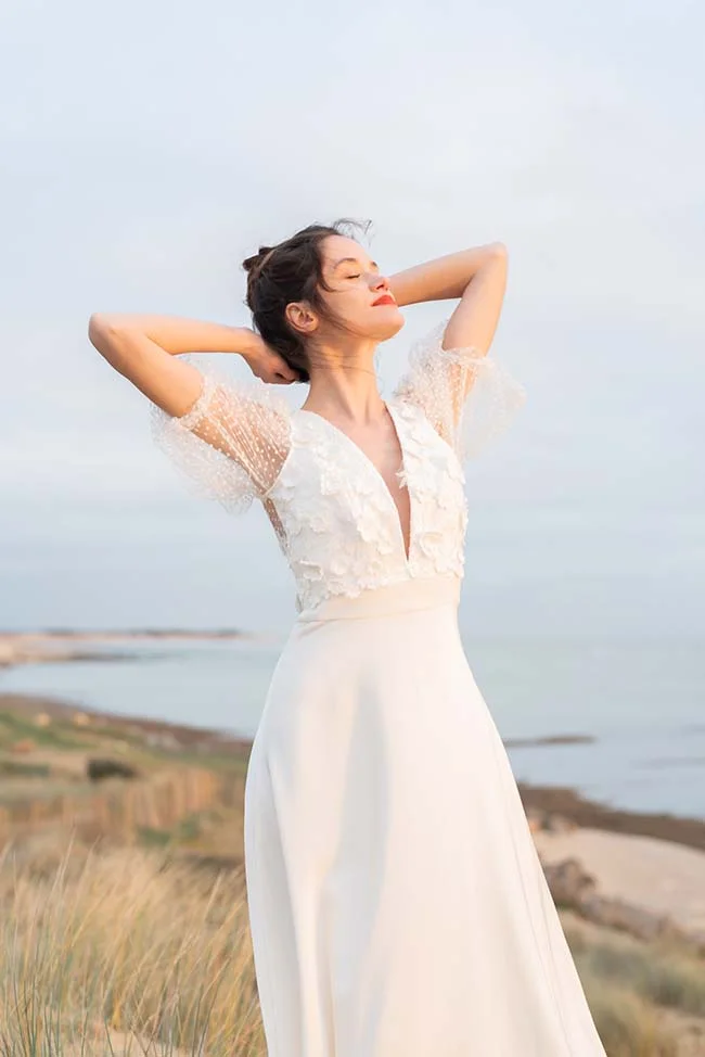Magnifique élan blanc avec détails délicieux, idéal pour une cérémonie romantique à la plage.
