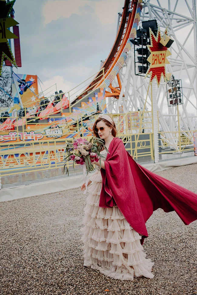 Élégante mariée au parc d'attractions, défilant dans un scène vibrante et joyeuse.