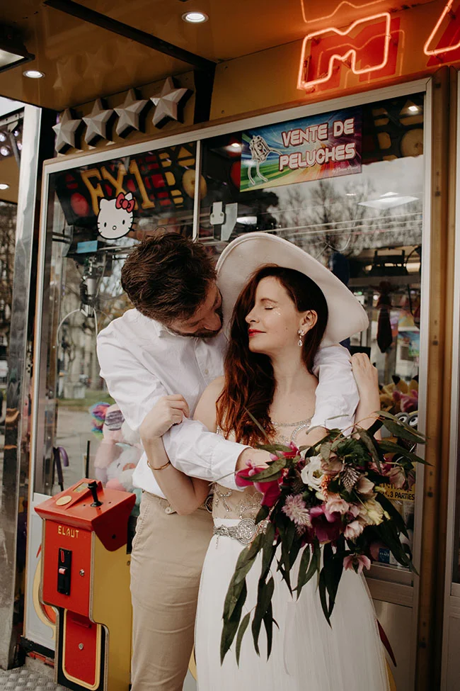 Un couple romantique dans un décor urbain animé, avec la femme tenant un bouquet de fleurs luxueux.