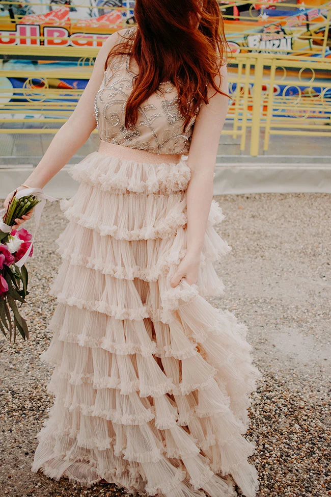 Élégante et fantaisiste, cette jeune femme dans son magnifique ensemble de soie rose suggère un shooting romantique à
