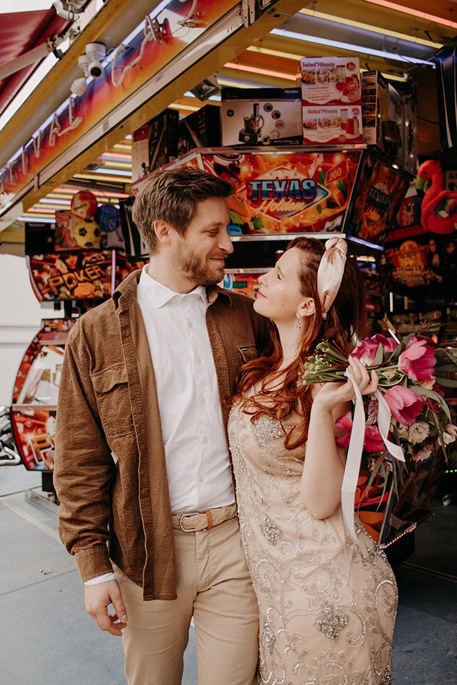 Un couple charmant dans un décor ludique et coloré, parfumé de romanticité et de joie.