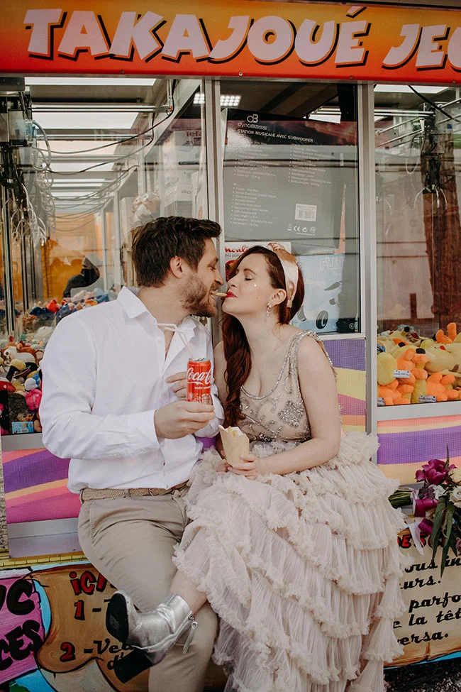 Un couple charmant partageant un moment intime devant une boutique de takoyaki, avec un atmosphère joyeuse et colorée.