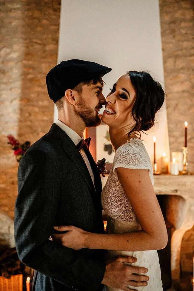 Un couple heureux dans des vêtements vintage, entouré d'une ambiance chaude et romantique avec des candelles.