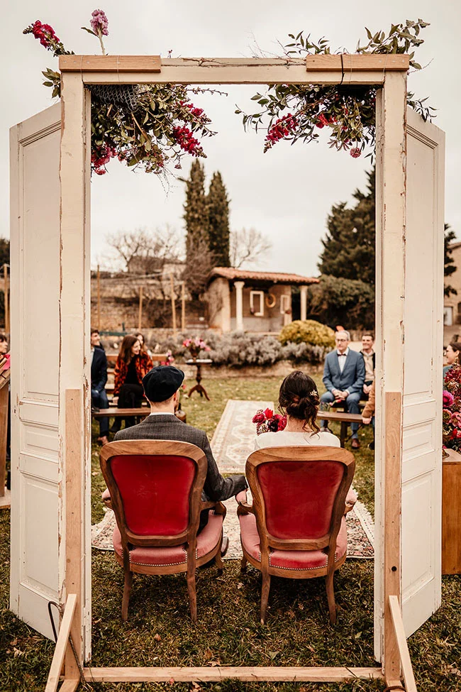 Un mariage vintage et magenta, avec des armoires anciennes et un décor charmant, évoquant un sens de l'élégance timeless.