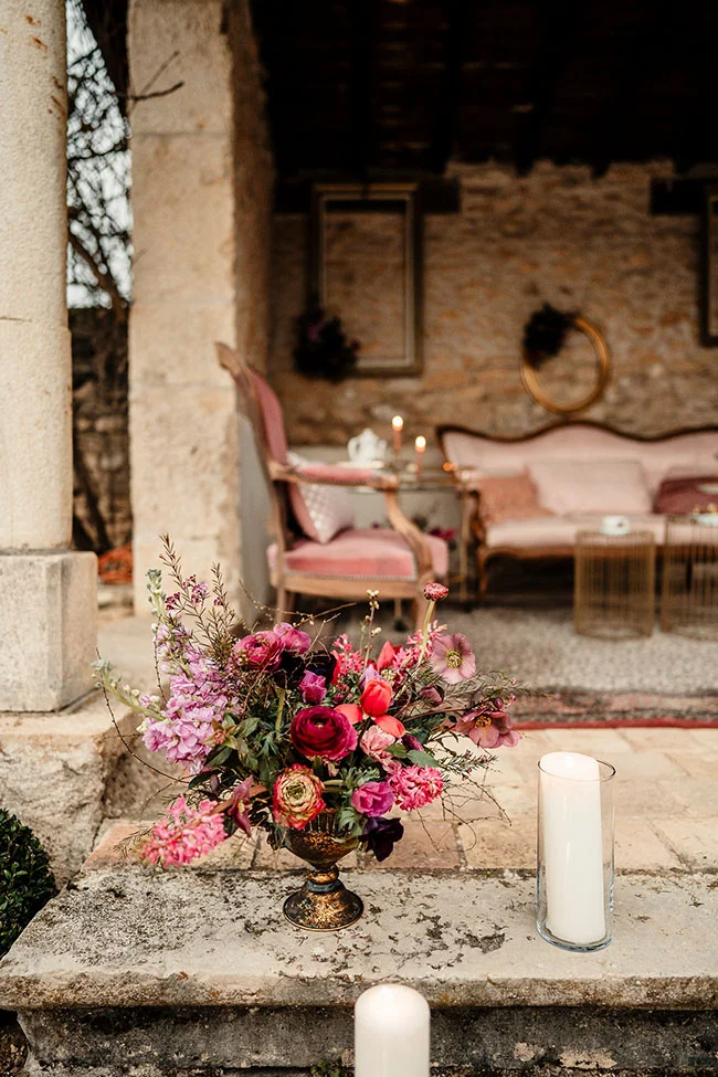 Un bouquet de fleurs vives encadré par un décor romantique et vintage, préparant le décor pour un mariage charmant et coloré.