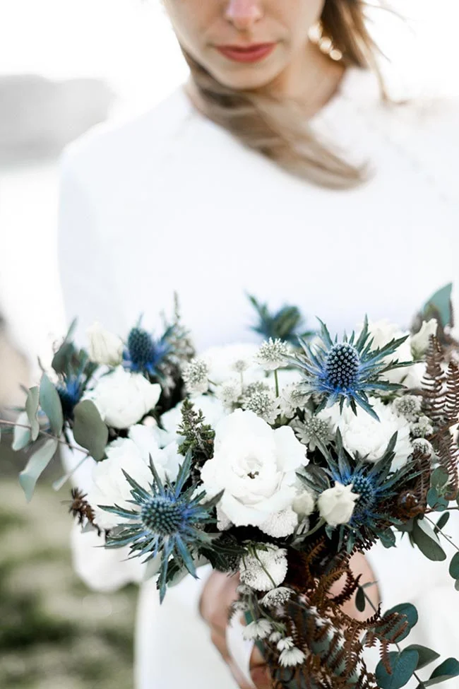 Élégante bouquet de fleurs pour un mariage en petit comité à Etretat.