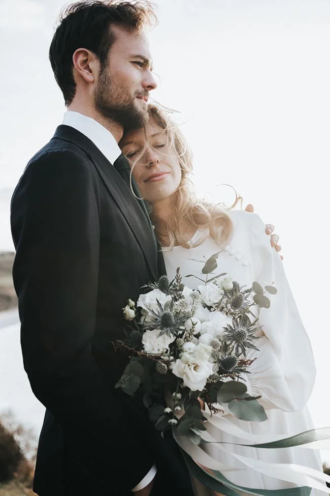 Un couple romantique se baignant dans l'ambiance paisible de l'Étretat, le jour de leur mariage en petit comité.