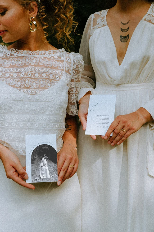 Magique moment d'un mariage intime dans les Pyrénées, avec des mariées en blanc et des invitations romantiques.
