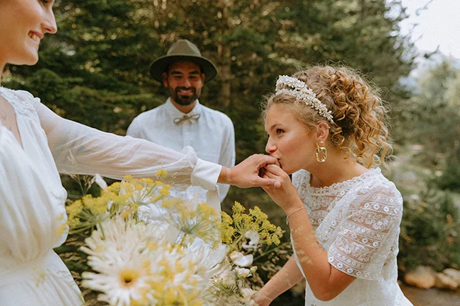 Un couple romantique se marient dans les Pyrénées, entourés de beautés florales et de tendresses inoubliables.