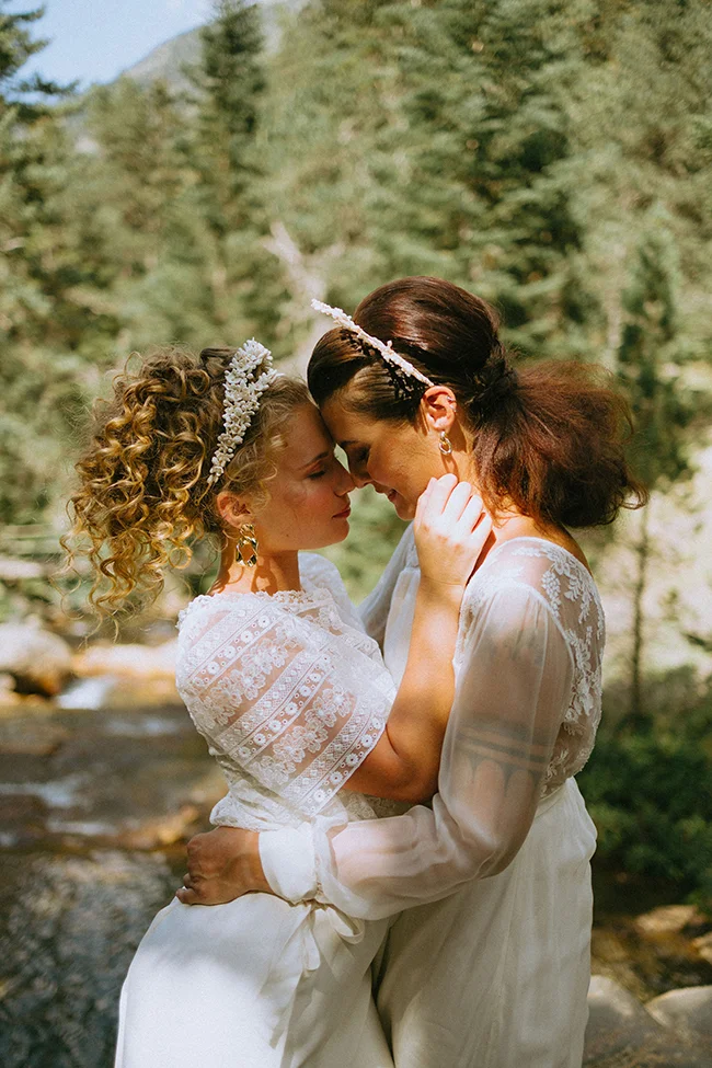 Un couple romantique se baigne dans l'ambiance paisible des Pyrénées, leur tenue blanche symbolisant l'innocence et la