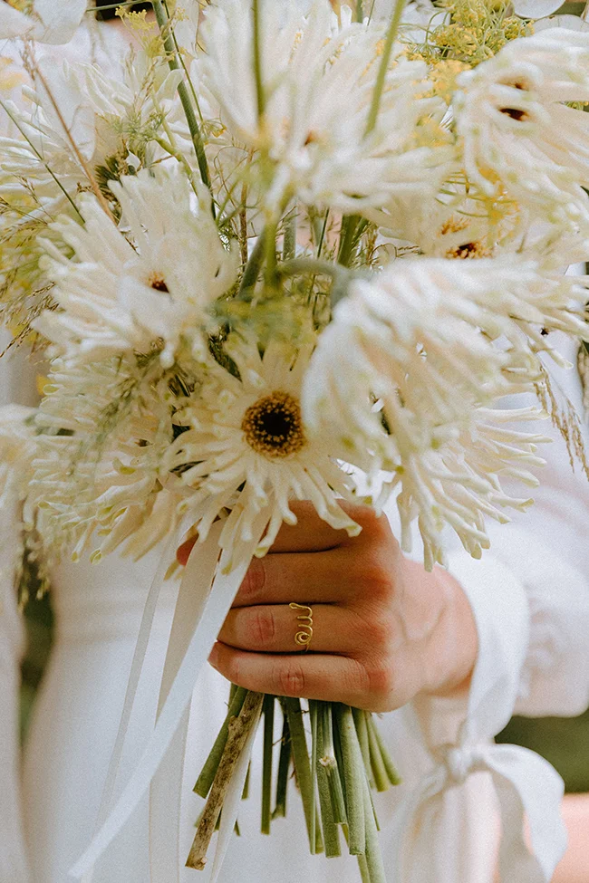 Un bouquet de fleurs blanches tendres et élégantes, parfait pour un mariage dans les Pyrénées.