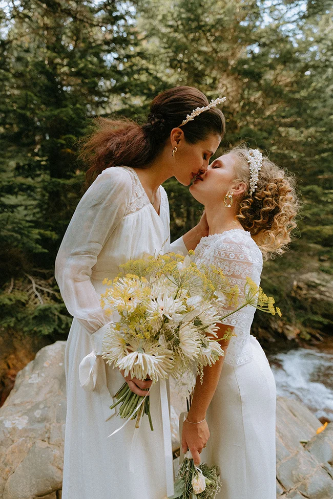 Amour romantique et nature : une élopement dans les Pyrénées.