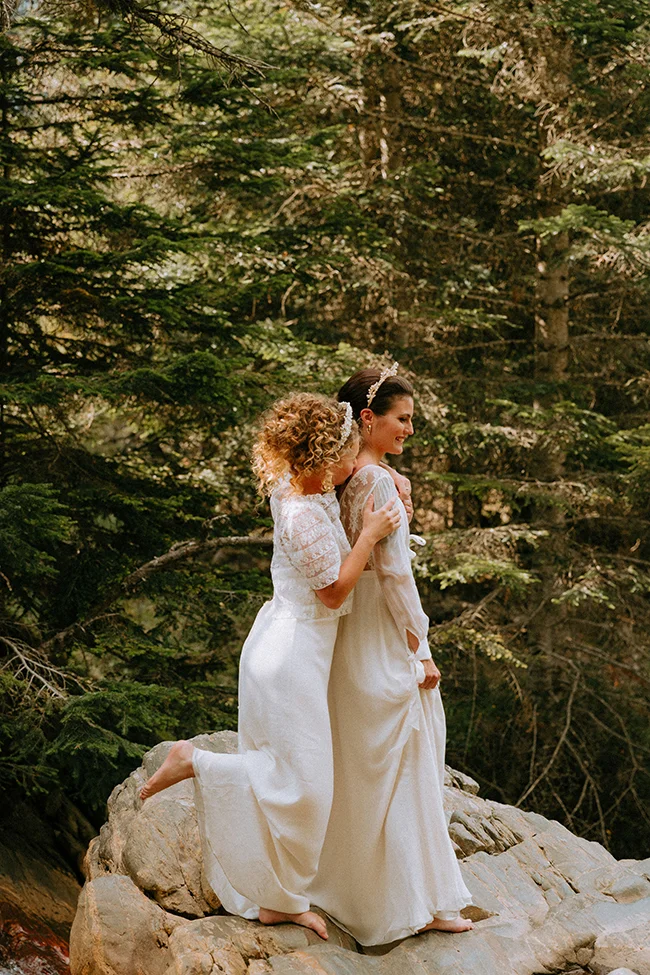 Amour éternel dans les Pyrénées - une élopement romantique dans les bois luxuriants.