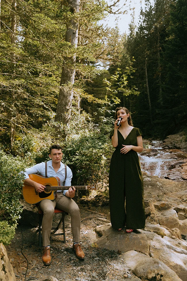 Une scène romantique d'élopement dans les Pyrénées, avec un couple de jeunes personnes jouant de la guitare et chantant