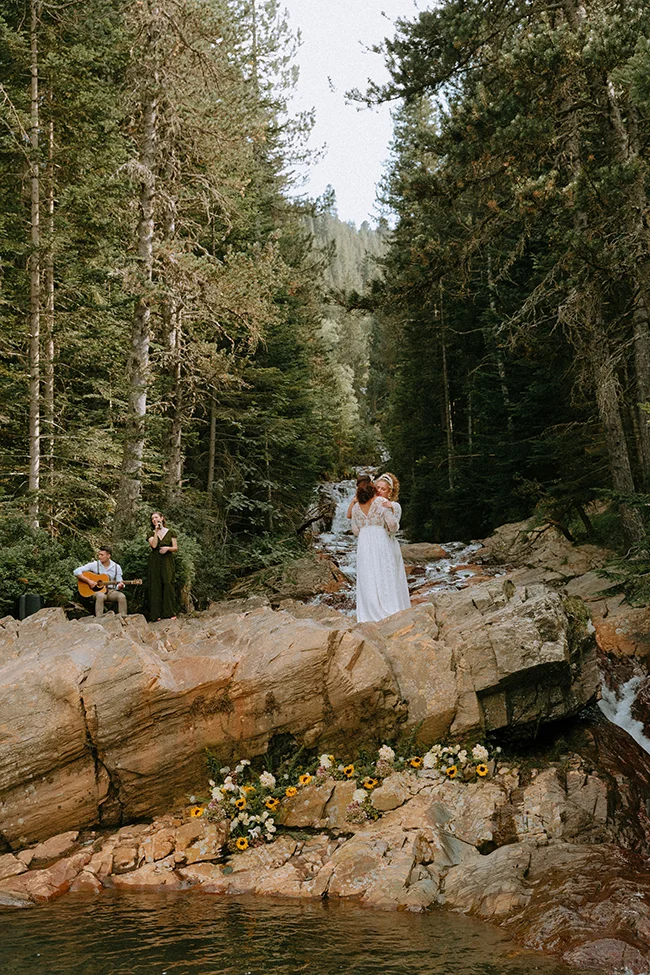 Une jeune mariée dans un beau robe blanc se promène dans un décor magique au cœur des Pyrénées, accompagnée d'un