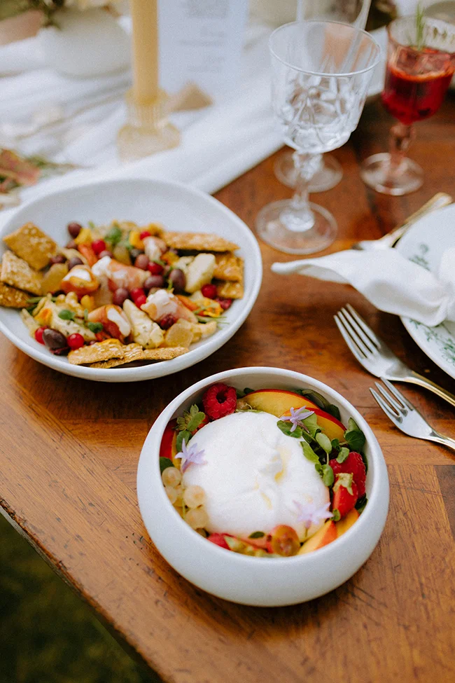 Un délicieux repas d'élégance dans les Pyrénées, avec une assiette de fruits frais et une salade crêpe garnie de