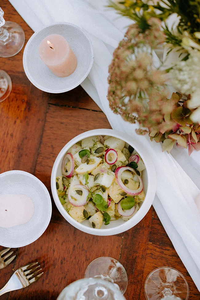 Un repas intime dans les Pyrénées, avec une salade fraîche et un décor romantique.