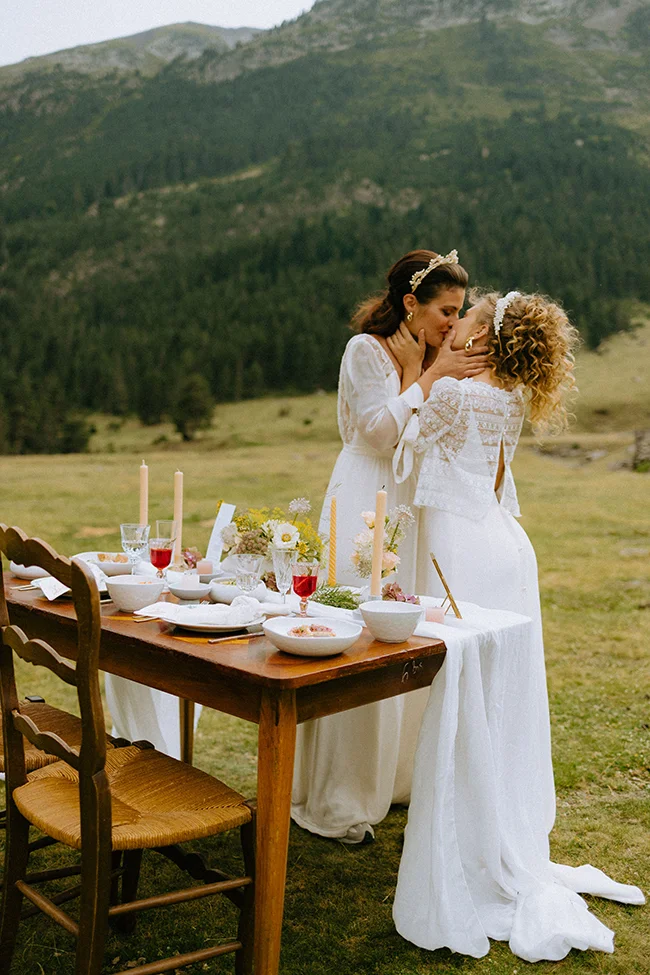 Un couple romantique se baigne dans l'ambiance paisible des Pyrénées, entouré d'un repas intime et décoré avec soin.