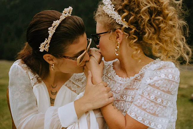 Amour romantique et tendresse dans les Pyrénées, lors d'un elopement intime et charmant.