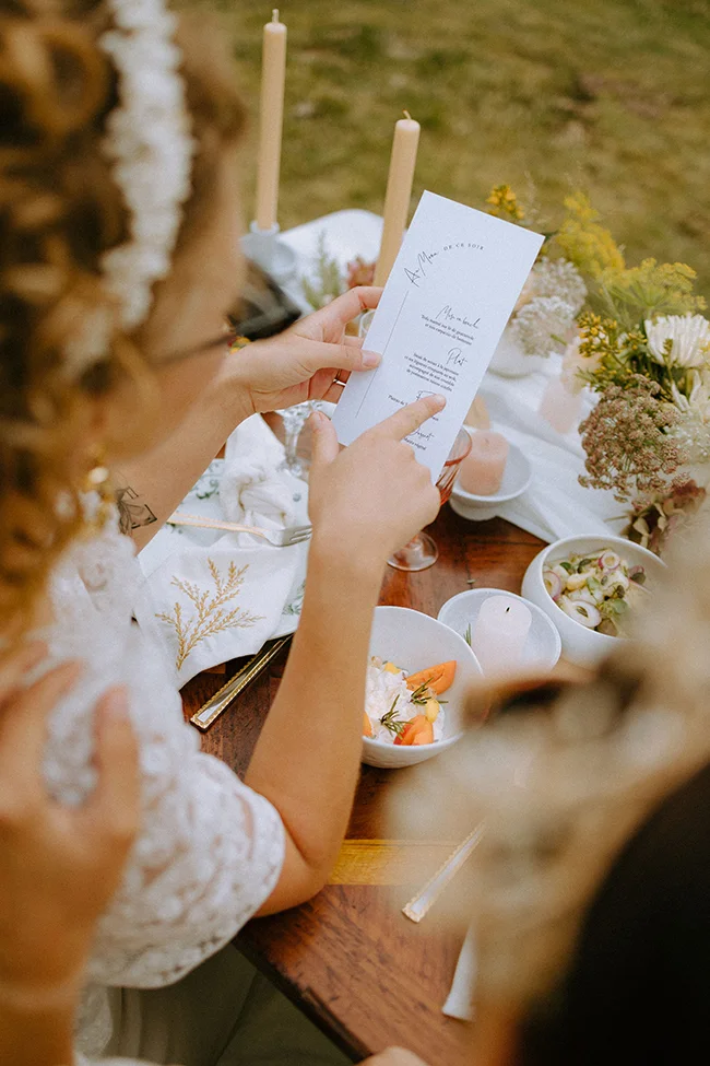 Un couple romantique se prépare pour leur elopement intime dans les Pyrénées, entouré de beauté naturelle et de délicieux plats.