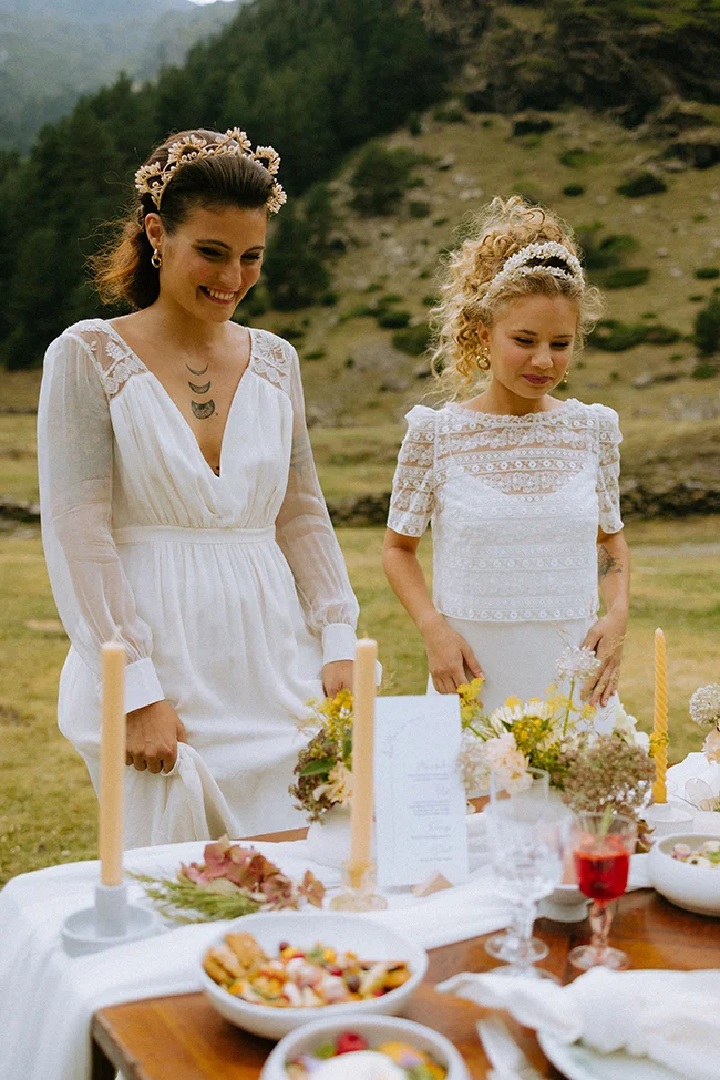 Magique mariage dans les Pyrénées, avec deux femmes en blanc et des détails romantiques.