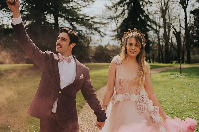 Un couple heureux dans des vêtements élégants et colorés, marchant dans un parc charmant, symbolisant l'enthousiasme et