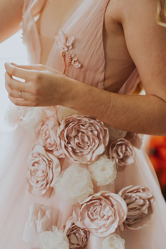 Magnifique robe de soirée en poudre de rose avec des roses délicates, idéale pour un mariage pop love.