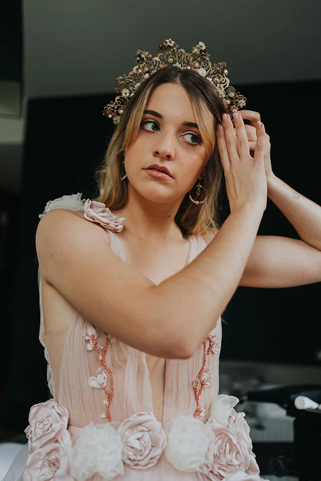 Élégante et raffinée, cette mariée dans un magnifique robe pailleté avec des roses et une couronne ornée se prépare