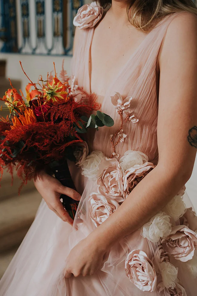 Un mariage pop love avec un bouquet audacieux et un robe subtilement élégant.