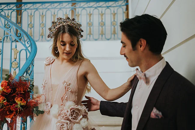 Un couple romantique se prépare pour la cérémonie, l'ambiance éclatante et colorée reflétant l'enthousiasme populaire