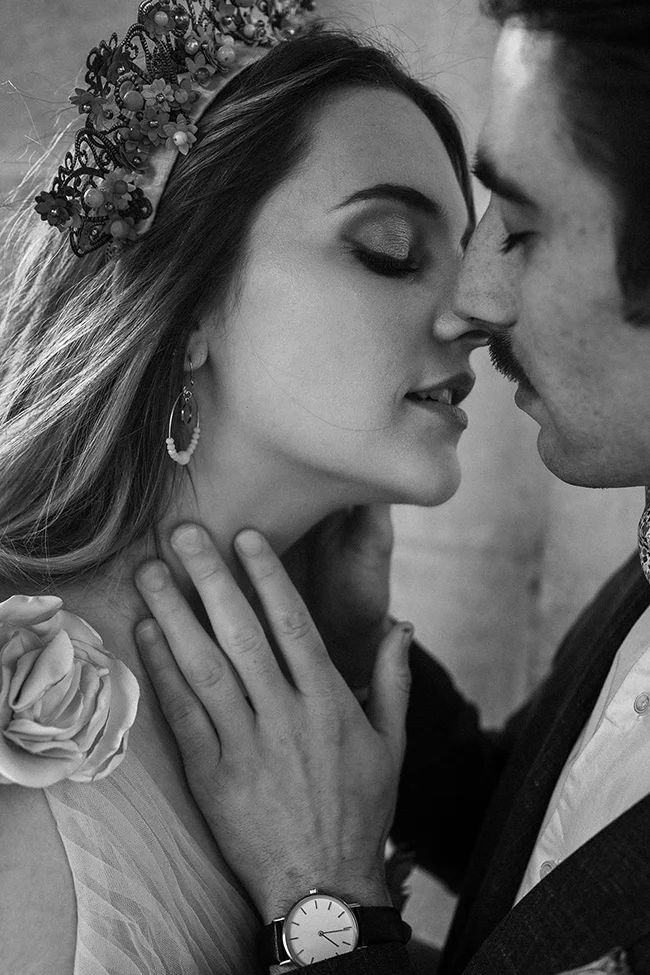 Un couple romantique se prépare à se marier, leurs yeux se croisent dans une émotion profonde, son anneau de mariage